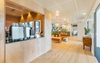 Helles Büro in Route de Meyrin 123, Genf Vernier, mit modernen Möbeln und Pflanzen. Perfekt, um Bürofläche zu mieten. Die offene Gestaltung fördert produktives Arbeiten.