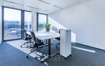 Moderner Büroraum in Genf Vernier, Route de Meyrin 123, mit hellem Licht und Tisch mit mehreren Bürostühlen, ideal zum Büro mieten.