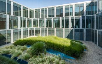 Modernes Bürogebäude in Route de Meyrin 123, Genf Vernier, umgeben von Grünflächen, ideal für büroraum mieten.