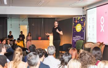 Ein moderner Konferenzraum in der Route de Meyrin 123, Genf Vernier, mit einer Präsentation vor einer Gruppe von Fachleuten. Ideal für Geschäftstreffen und büroraum mieten.