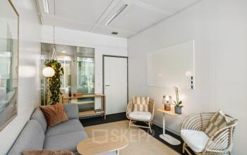 Dieser Büroraum in der Route de Meyrin 123, Genf Vernier, ist gemütlich möbliert und bietet eine ruhige Arbeitsatmosphäre. Ideal für effizientes Arbeiten und büroraum mieten.