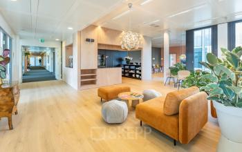 Helles, modernes Büro mit gemütlicher Lounge-Ecke in der Route de Meyrin 123 in Genf Vernier. Ideal für Unternehmen, die Büroraum mieten möchten.