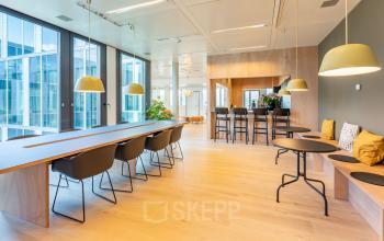 Moderne Bürofläche in der Route de Meyrin 123, Genf Vernier, mit stilvoller Einrichtung, Hängelampen und großen Fenstern, ideal für Coworking und Besprechungen – perfekt zum Bürofläche mieten.