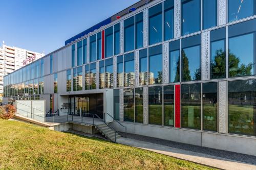 Modernes Bürogebäude in der Route de Meyrin 123, Genf. Große Glasfassade mit zeitgemäßem Design, ideale Lage zum Büro mieten in genf-vernier.