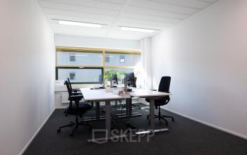 Bright office space at Groningenweg 8 8, Gouda, featuring modern workstations ready for rental.