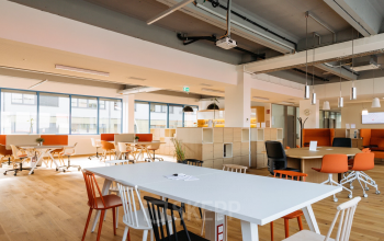 Modern and well-lit office space rental at Waagner-Biro-Straße 47 in Graz with stylish furniture and an inviting open floorplan.