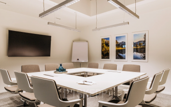 Modern and well-equipped conference room available for office space rental at Waagner-Biro-Straße 47, Graz.