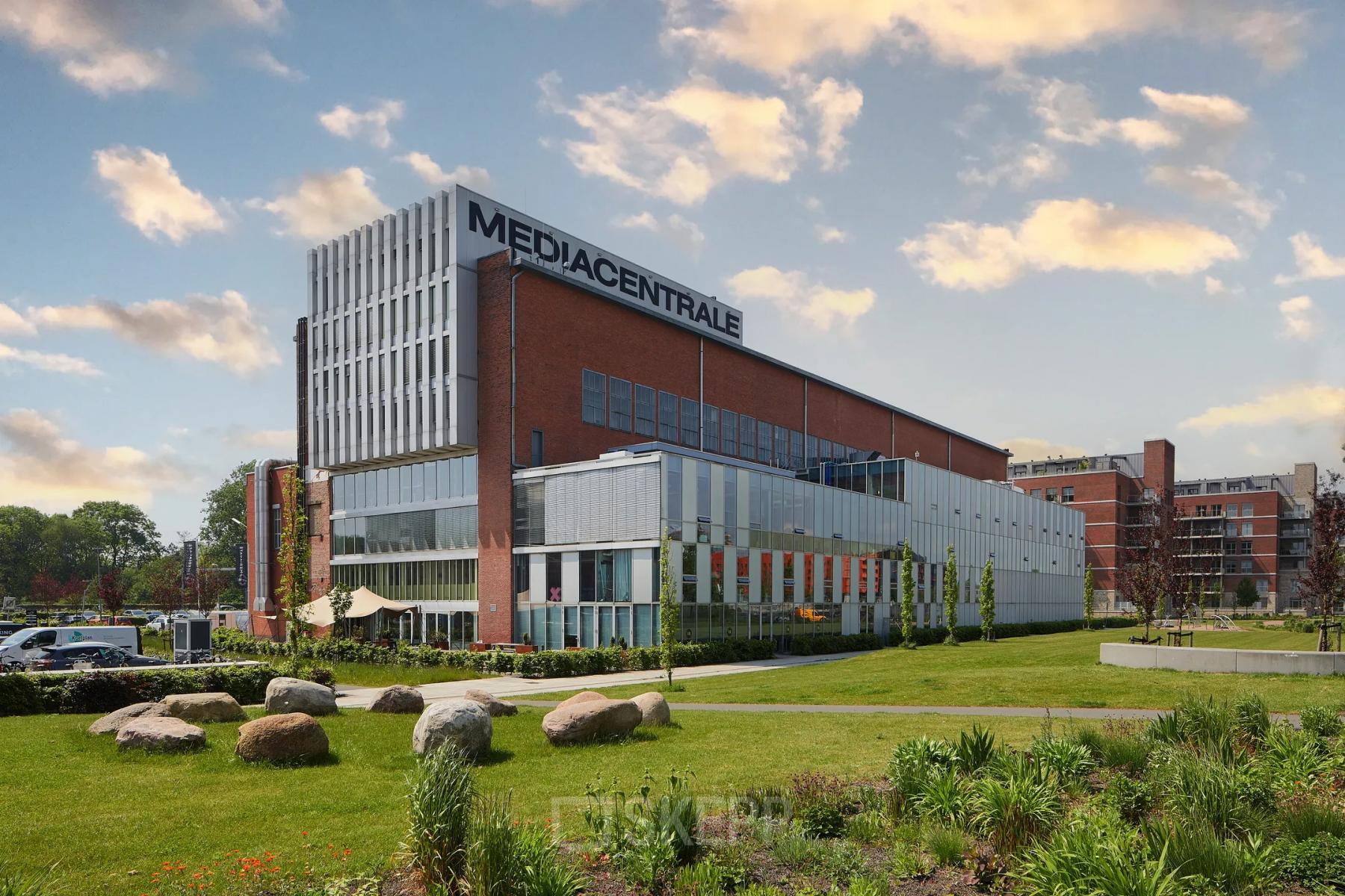 Exterior view of an office building at Helperpark 270-298, Groningen, ideal for office space rental.