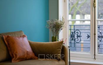 Elegant lounge area overlooking the trees at Kennemerplein 20, Haarlem Centraal Station, ideal for those seeking a tranquil office space rental.