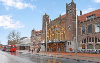 Spacious and well-lit office space rental at Kennemerplein 20, adjacent to Haarlem Centraal Station, featuring modern amenities and business functionality.