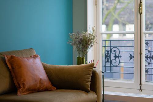 Elegant lounge area overlooking the trees at Kennemerplein 20, Haarlem Centraal Station, ideal for those seeking a tranquil office space rental.