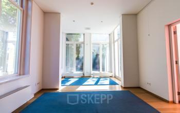 Bright office space with large windows at Prinsen Bolwerk 1, ideal for rent in Haarlem Centraal Station area.