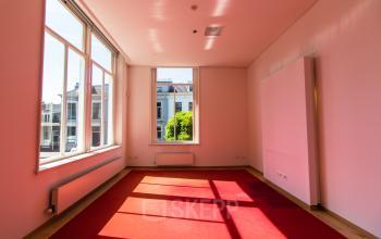 Bright office space with expansive windows at Prinsen Bolwerk 1, Haarlem Centraal Station, ideal for rent office space with natural light.