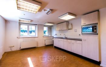 Bright furnished office space with kitchen amenities at Prinsen Bolwerk 1, ideal for those seeking an office to rent in Haarlem Centraal Station.