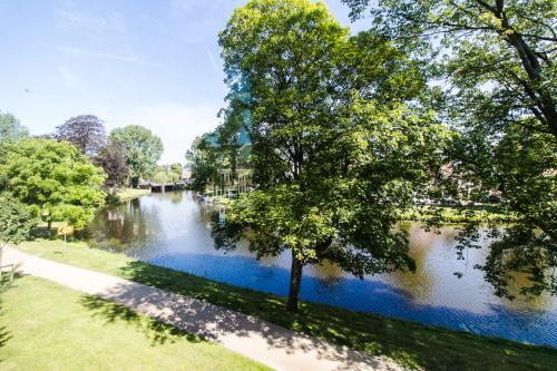 View of serene park with water feature near Prinsen Bolwerk 1, Haarlem Centraal Station, ideal for those seeking office space rental amidst nature.