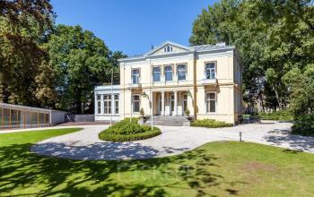Exterior view of the office building located at Staten Bolwerk 1, Haarlem Centraal Station, Haarlem, surrounded by greenery.