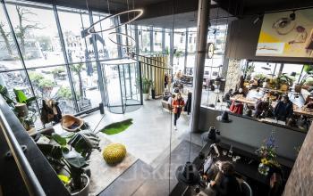 Modern office space at Kennemerplein 6-14 in Haarlem Centraal Station, featuring large windows, contemporary furnishings, and an inviting lounge area perfect for collaborative work and relaxation.