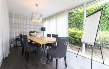 Elegant office space at Nieuwe Gracht 3 in Haarlem Centrum, featuring a conference table and presentation equipment for office space rental.