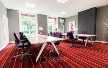 Sleek and well-equipped office space rental at Nieuwe Gracht 3, Haarlem Centrum, featuring bright walls, modern furniture, and vibrant carpet.