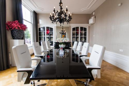 Elegant conference room at Nieuwe Gracht 3 Haarlem Centrum featuring a glossy table and sophisticated lighting, available for office space rental.