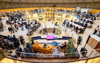 Spacious open floor plan in Haarlem Centrum's Koepelplein 1E, featuring modern workspaces with people collaborating and networking in a dynamic office environment. Perfect for office space rental needs.