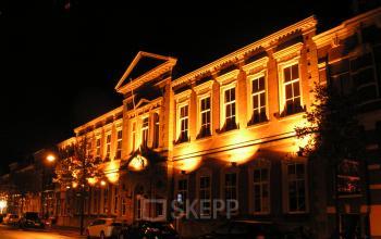 Exterior view of a large, illuminated office building at night located at Wilhelminastraat 43A in Haarlem Centrum, Haarlem.