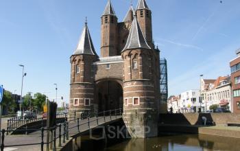 Historic brick gatehouse with twin turrets at Nieuwe Gracht 76, an iconic office space rental in Haarlem Centrum.