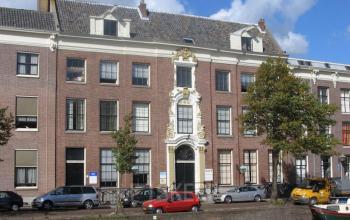 Exterior view of the office building located at Nieuwe Gracht 74-76 in Haarlem Centrum, Haarlem, showcasing its classic architecture and available office space rental.