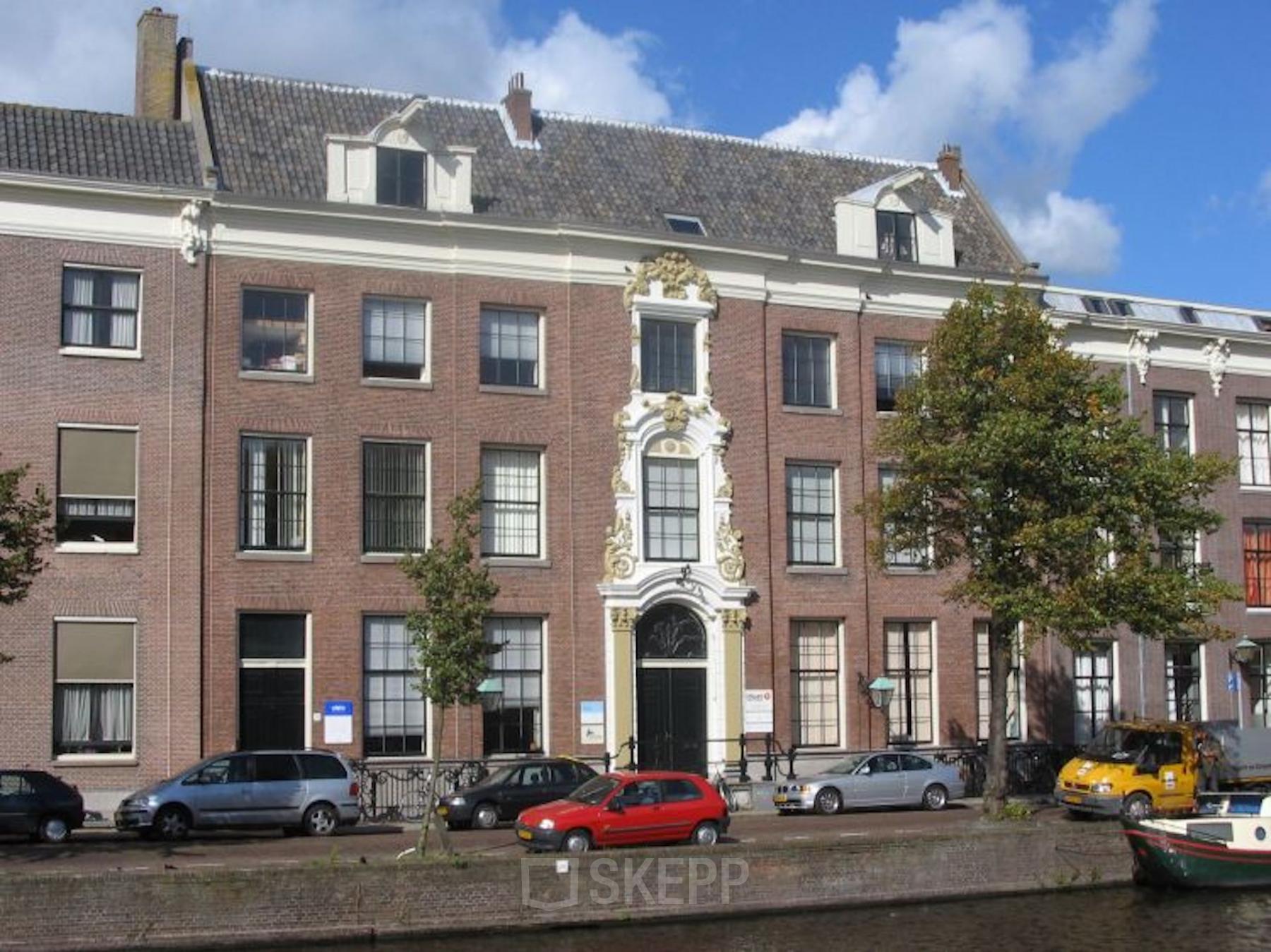 Exterior view of the office building located at Nieuwe Gracht 74-76 in Haarlem Centrum, Haarlem, showcasing its classic architecture and available office space rental.