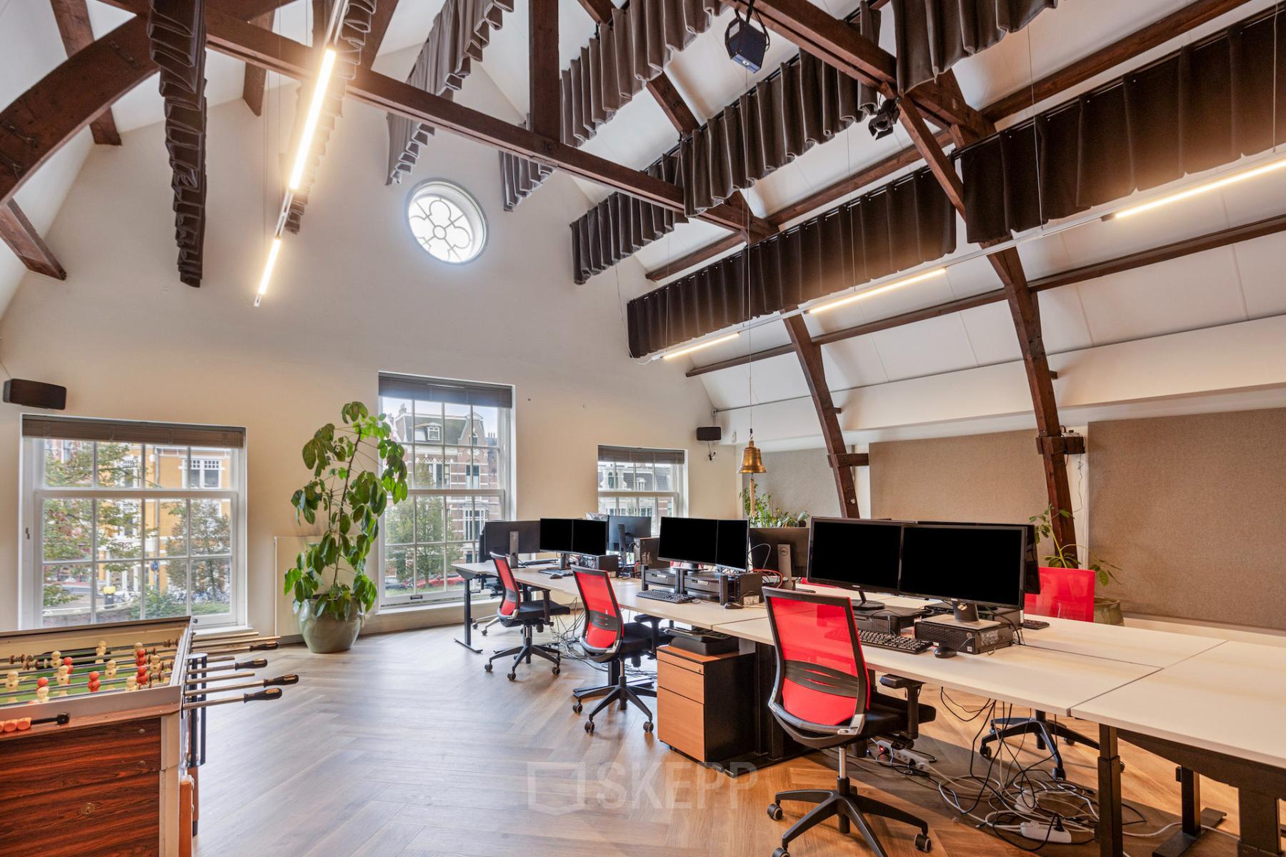 Bright and spacious office to rent at Grote Houtstraat 176-180, Haarlem Centrum, with modern furnishings and high ceilings featuring wooden beams.
