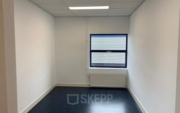 Empty office to rent at Nijverheidsweg 50, Haarlem Oost, featuring a single window and dark flooring.
