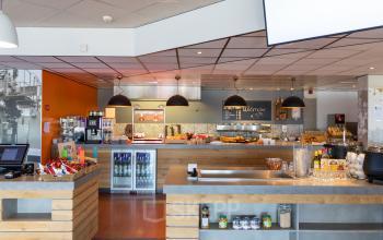 Pantry area in Mollerusweg 84 office building, Haarlem Waarderpolder. Equipped with food and beverage stations, ample lighting, and modern fixtures for office space rental.