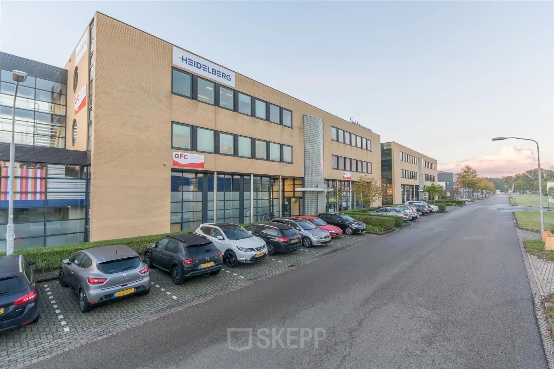 Exterior view of office building at Mollerusweg 84, Haarlem Waarderpolder, showcasing available office space rental opportunities with ample parking.