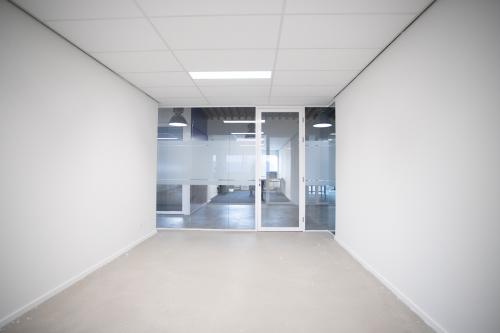 Modern unfurnished office space rental at Bingerweg 18A-18R in Haarlem Waarderpolder, featuring sleek glass walls and ample natural light, perfect for creating a customized workspace.