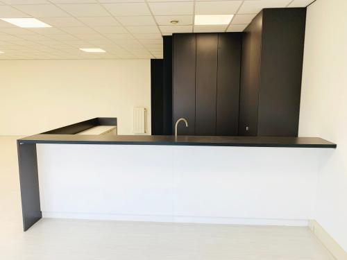 Modern office area at Waarderweg 33, Haarlem Waarderpolder, featuring a sleek counter suitable for office space rental.