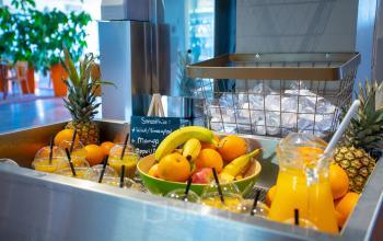 Office pantry in Haarlem Waarderpolder with a fruit bowl, juice dispenser, and ice container at A. Hofmanweg 5A