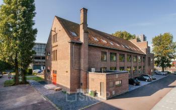 Exterior view of the office building at Hendrik Figeeweg 1E in Haarlem Waarderpolder, Haarlem, suitable for office space rental.
