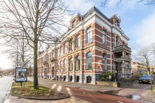 Exterior view of an office building located at Dreef 34, Haarlem Zuid, Haarlem, available for office space rental.