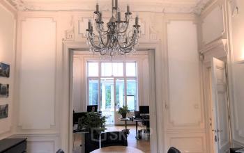 Elegant office space for rent at Dreef 36, Haarlem Zuid, featuring a chandelier, large windows, and desk areas.