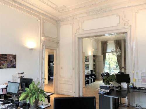 Spacious office interior at Dreef 36, Haarlem Zuid, Haarlem, featuring modern desks and office equipment, with natural light coming through large windows.