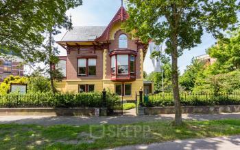 Historic office building located at Florapark 7, in Haarlem Zuid, Haarlem, featuring a picturesque façade surrounded by greenery, available for office space rental.