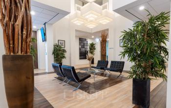Modern office lounge area at Fonteinlaan 5, Haarlem Zuid, Haarlem with stylish seating and indoor plants for a comfortable meeting space.