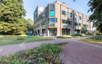 Four-story office building at Fonteinlaan 5, Haarlem Zuid, Haarlem, with modern architecture and a neatly landscaped exterior, ideal for office space rental.