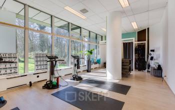 Spacious office with large windows and natural light at Fonteinlaan 5, Haarlem Zuid. Includes office equipment and a relaxed work atmosphere. Ideal for office space rental.