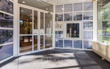 Entrance area of the office building at Fonteinlaan 5 in Haarlem Zuid, Haarlem, with large windows and directional signage.