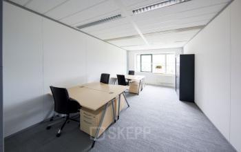 kantoorruimte kantoorpand bureau stoelen kast