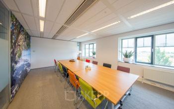 vergaderen vergaderruimte tafel stoelen raam Haarlem