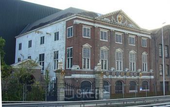 Exterior view of an office building located at Haarlemmerstraatweg 7, Halfweg, for office space rental.