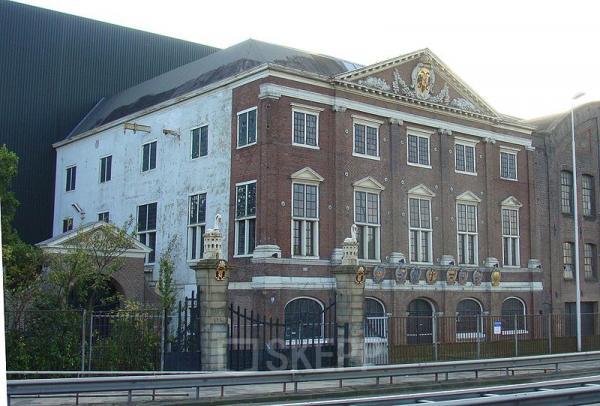 Exterior view of an office building located at Haarlemmerstraatweg 7, Halfweg, for office space rental.