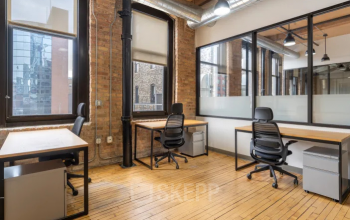 Lichtdurchfluteter Büroraum im Brockenweg 2, Hall in Tirol mit moderner Einrichtung. Ideal, um Bürofläche zu mieten.